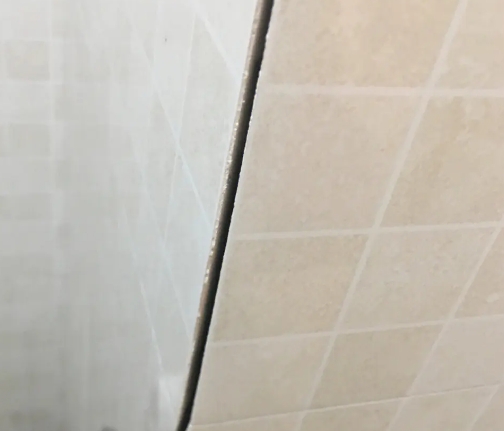 宁河瓷砖空鼓维修公司分享阳台瓷砖脱落的修复过程可以分为以下几个步骤
