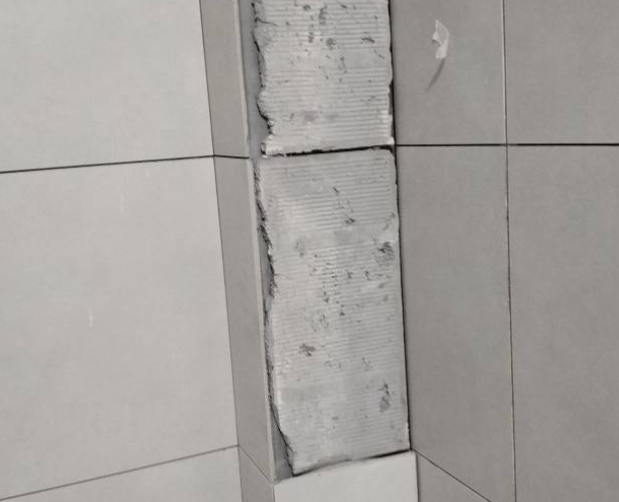 宁河瓷砖空鼓维修公司分享下瓷砖施工前基层浇水润湿程度不足，可能导致以下问题