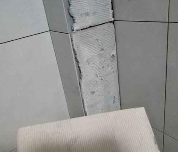 宁河瓷砖空鼓维修公司分享下厨房瓷砖脱落的补救措施。